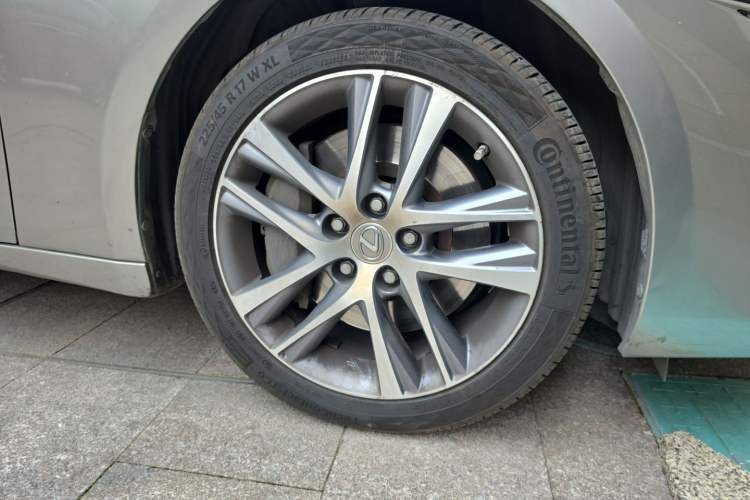 Used Lexus IS 2017 300 F SPORT Edition Right Front Wheel Hub
