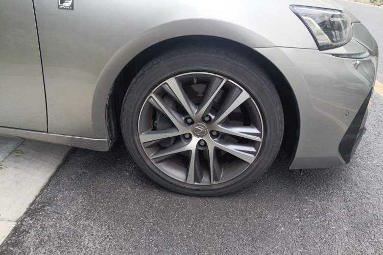 Used Lexus IS 2017 300 F SPORT Edition Right Front Wheel Hub