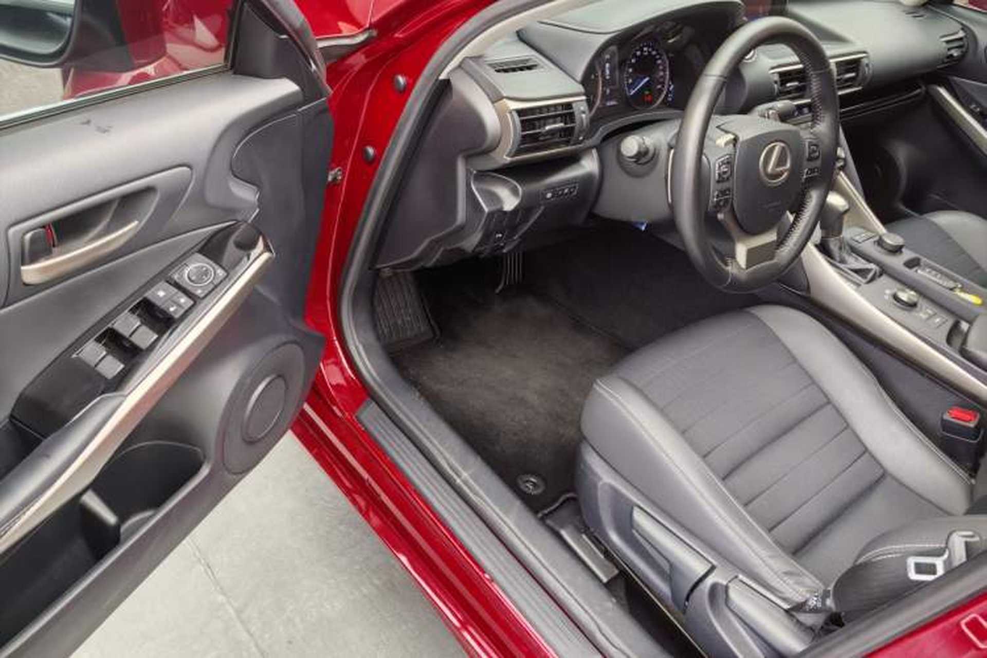 Used Lexus IS 2017 300 Leading Edition Exterior 9