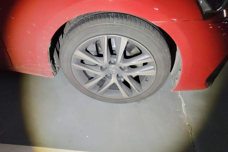 Used Lexus IS 2017 300 F SPORT Edition Right Front Wheel Hub