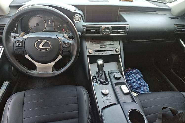 Used Lexus IS 2017 300 Leading Edition Center Console