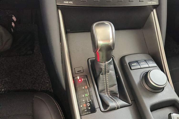 Used Lexus IS 2017 300 Leading Edition Gear Lever