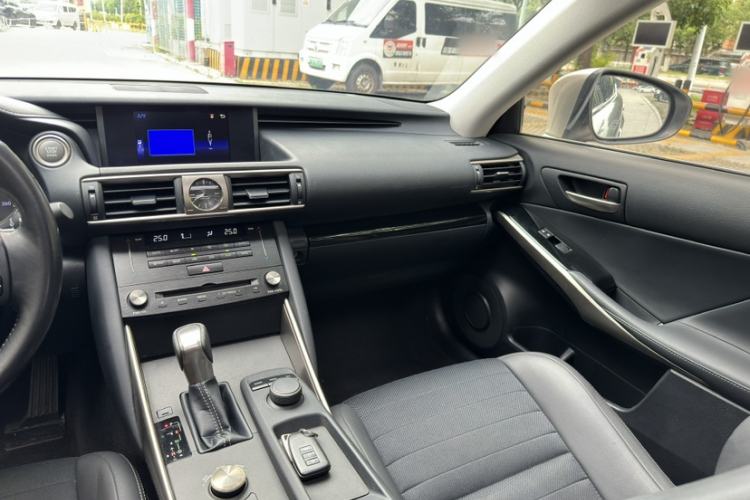 Used Lexus IS 2017 300 Leading Edition Interior 6