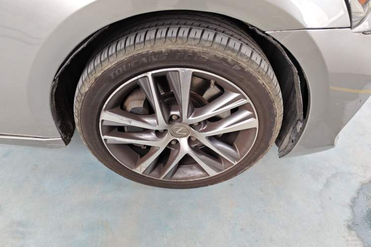 Used Lexus IS 2017 300 Leading Edition Right Front Wheel Hub