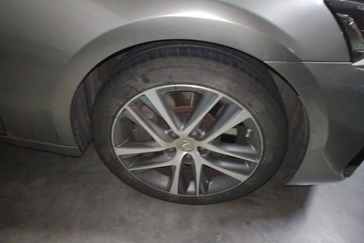 Used Lexus IS 2017 300 F SPORT Edition Right Front Wheel Hub