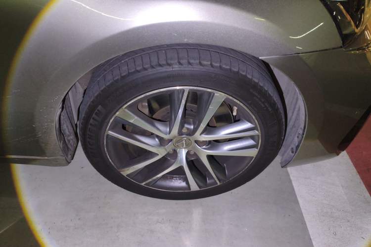 Used Lexus IS 2017 300 F SPORT Edition Right Front Wheel Hub
