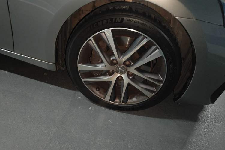 Used Lexus IS 2017 300 F SPORT Edition Right Front Wheel Hub