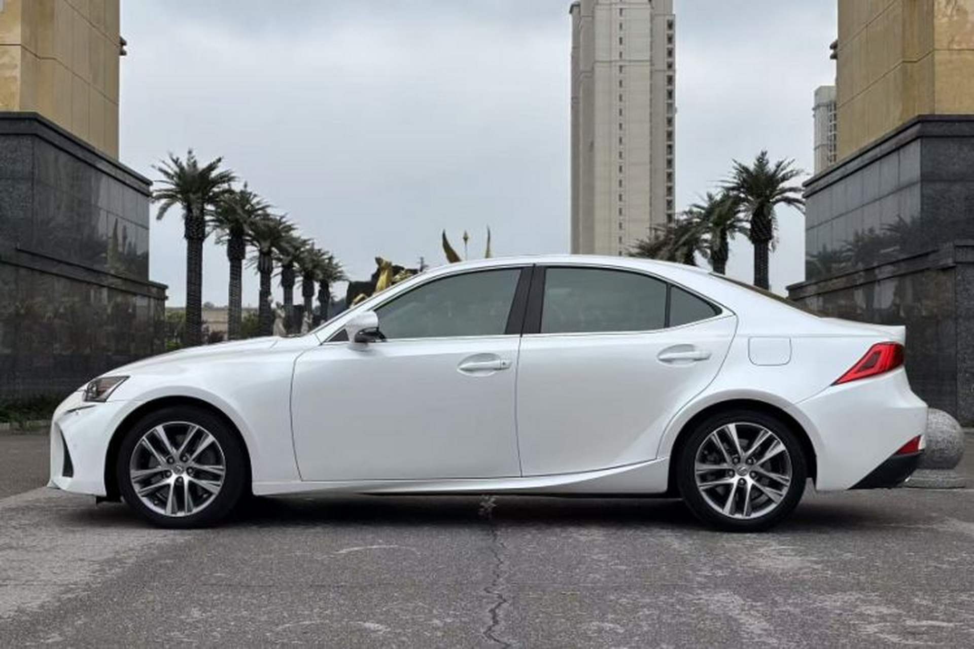 Used Lexus IS 2017 300 Leading Edition Exterior 2