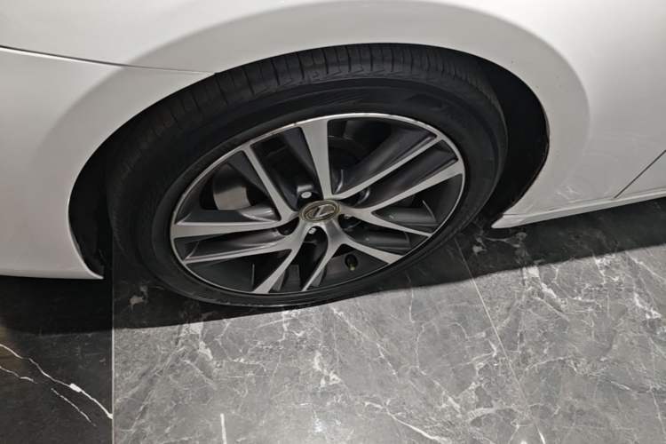 Used Lexus IS 2017 300 F SPORT Edition Left Front Wheel Hub