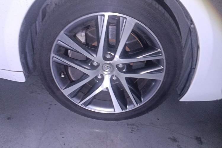 Used Lexus IS 2017 300 F SPORT Edition Right Front Wheel Hub
