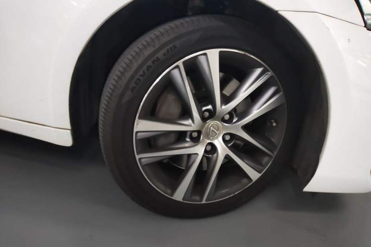 Used Lexus IS 2017 300 F SPORT Edition Right Front Wheel Hub