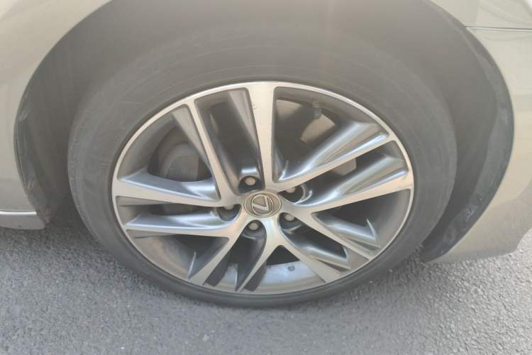 Used Lexus IS 2017 300 Leading Edition Right Front Wheel Hub