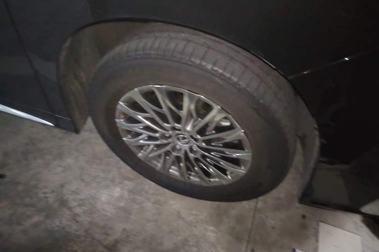Used Lexus LM 2020 300h Four-Seat Grand Edition Right Front Wheel Hub
