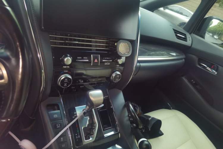 Used Lexus LM 2020 300h Seven-Seat Elegant Edition Audio And AC Panel