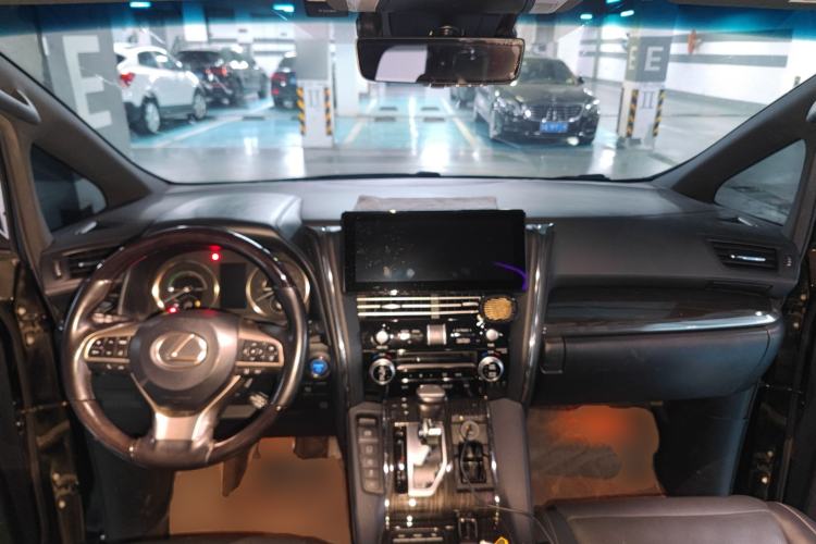 Used Lexus LM 2020 300h Seven-Seat Elegant Edition Center Console