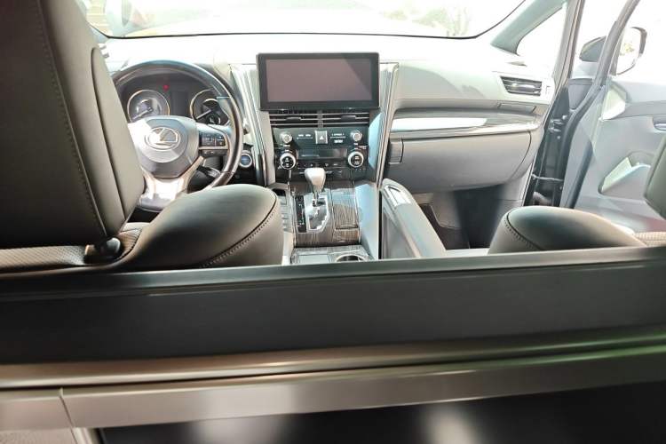 Used Lexus LM 2020 300h Four-Seat Grand Edition Center Console