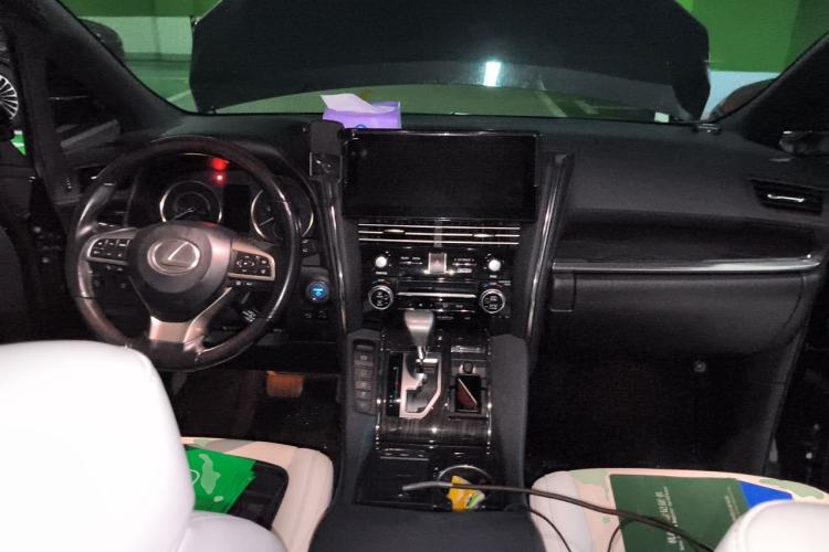 Used Lexus LM 2020 300h Four-Seat Grand Edition Center Console