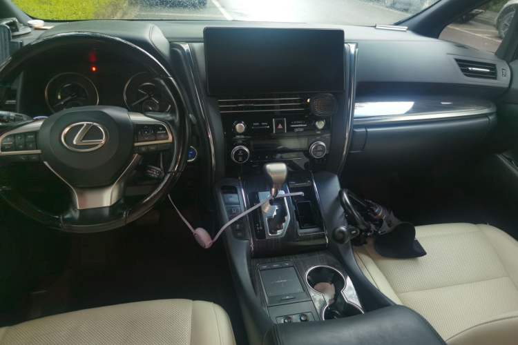 Used Lexus LM 2020 300h Seven-Seat Elegant Edition Center Console