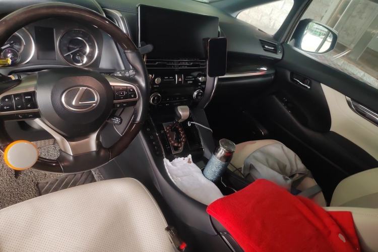 Used Lexus LM 2020 300h Four-Seat Grand Edition Center Console