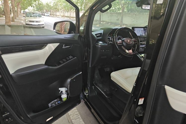 Used Lexus LM 2020 300h Four-Seat Grand Edition Driver Seat
