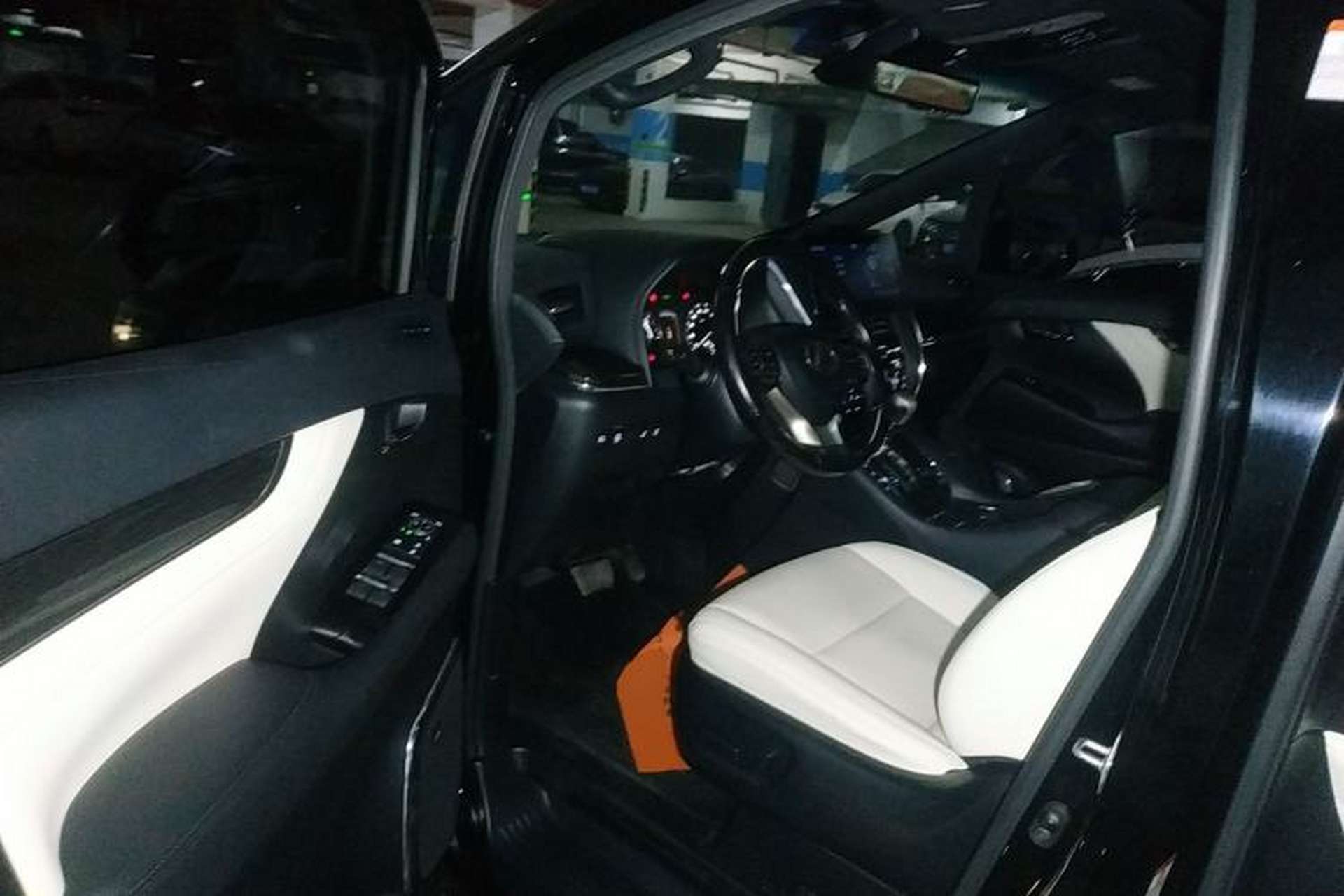 Used Lexus LM 2020 300h Four-Seat Grand Edition Driver Seat