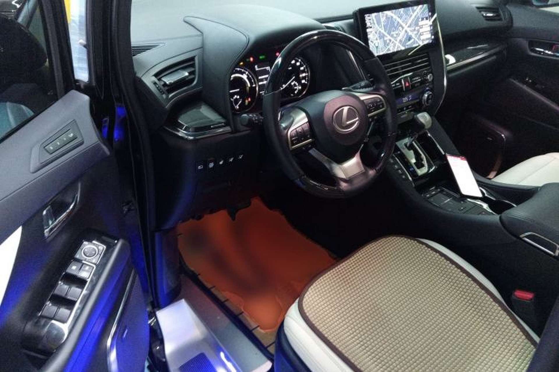 Used Lexus LM 2020 300h Seven-Seat Elegant Edition Driver Seat