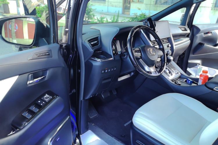 Used Lexus LM 2020 300h Seven-Seat Elegant Edition Driver Seat