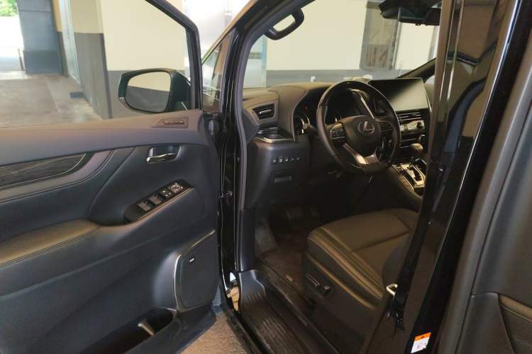 Used Lexus LM 2020 300h Four-Seat Grand Edition Driver Seat