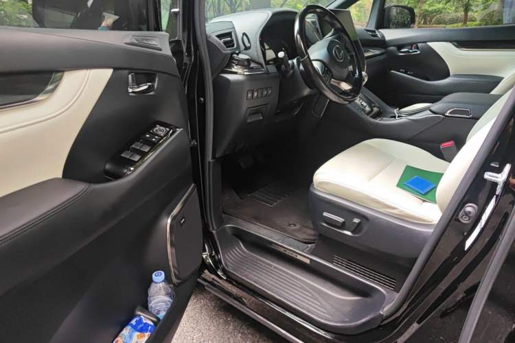 Used Lexus LM 2020 300h Four-Seat Grand Edition Driver Seat