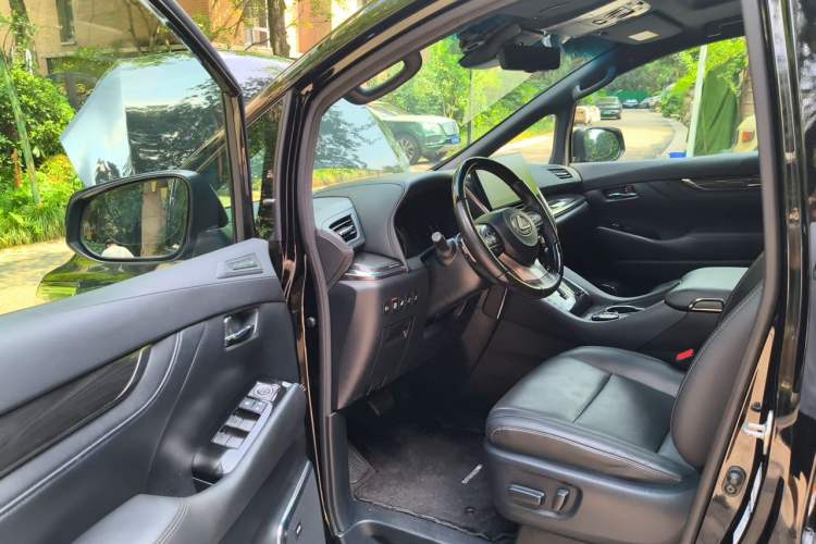 Used Lexus LM 2020 300h Seven-Seat Elegant Edition Driver Seat