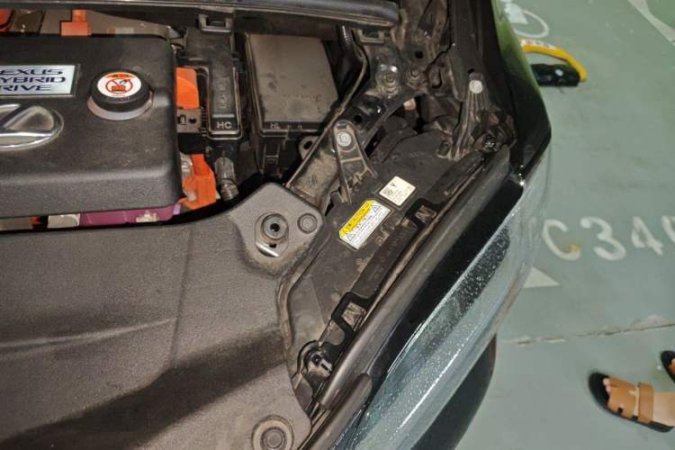 Used Lexus LM 2020 300h Seven-Seat Elegant Edition Engine Bay Left
