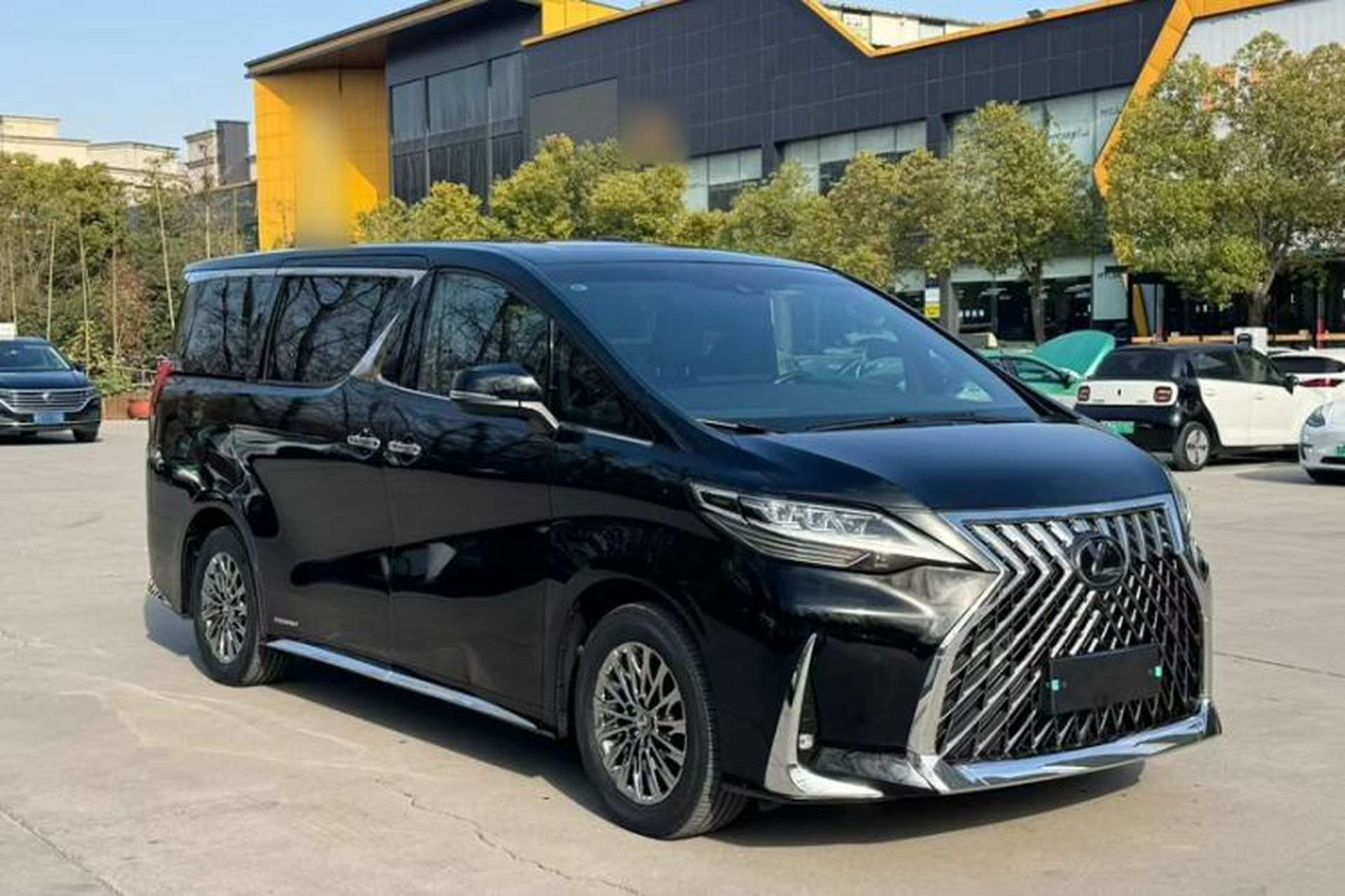Used Lexus LM 2020 300h Seven-Seat Elegant Edition Exterior 2
