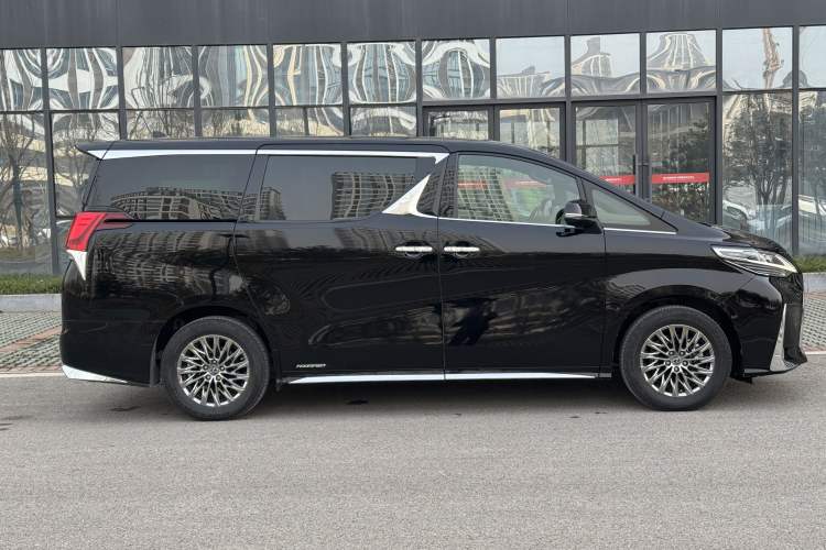 Used Lexus LM 2020 300h Seven-Seat Elegant Edition Exterior 4