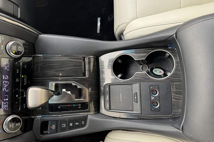 Used Lexus LM 2020 300h Seven-Seat Elegant Edition Exterior 6