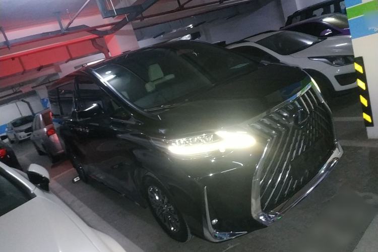Used Lexus LM 2020 300h Four-Seat Grand Edition Front Right 45 Deg