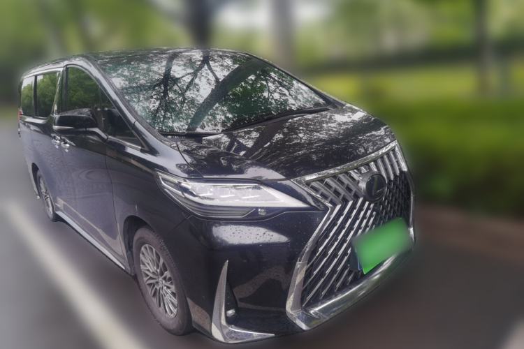 Used Lexus LM 2020 300h Seven-Seat Elegant Edition Front Right 45 Deg
