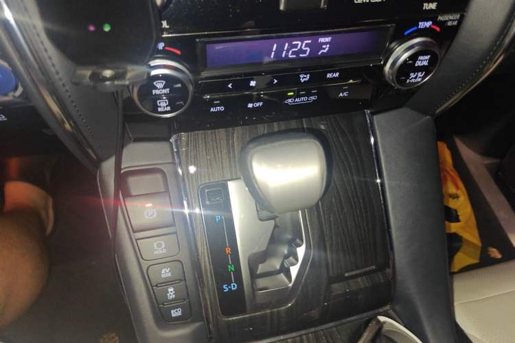 Used Lexus LM 2020 300h Seven-Seat Elegant Edition Gear Lever