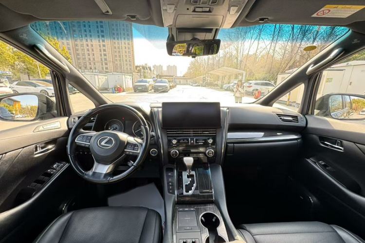 Used Lexus LM 2020 300h Seven-Seat Elegant Edition Interior 1