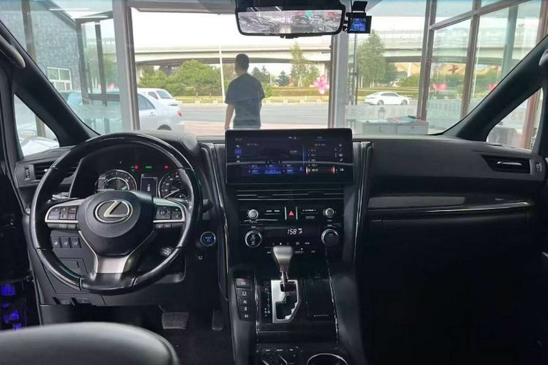 Used Lexus LM 2020 300h Seven-Seat Elegant Edition Interior 1