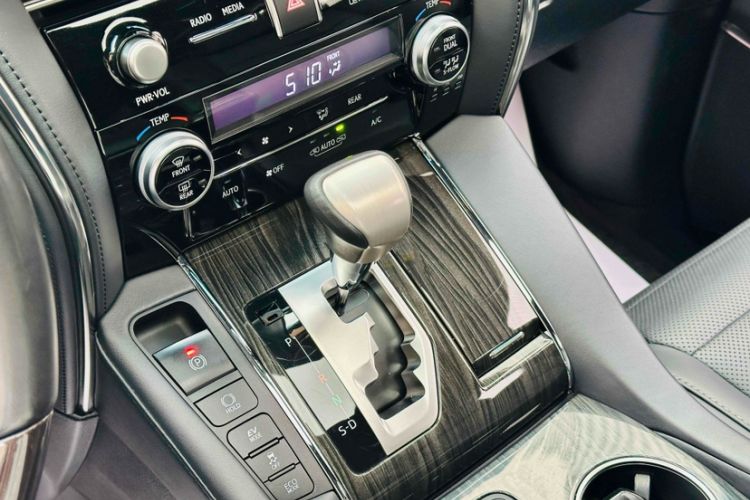 Used Lexus LM 2020 300h Seven-Seat Elegant Edition Interior 2
