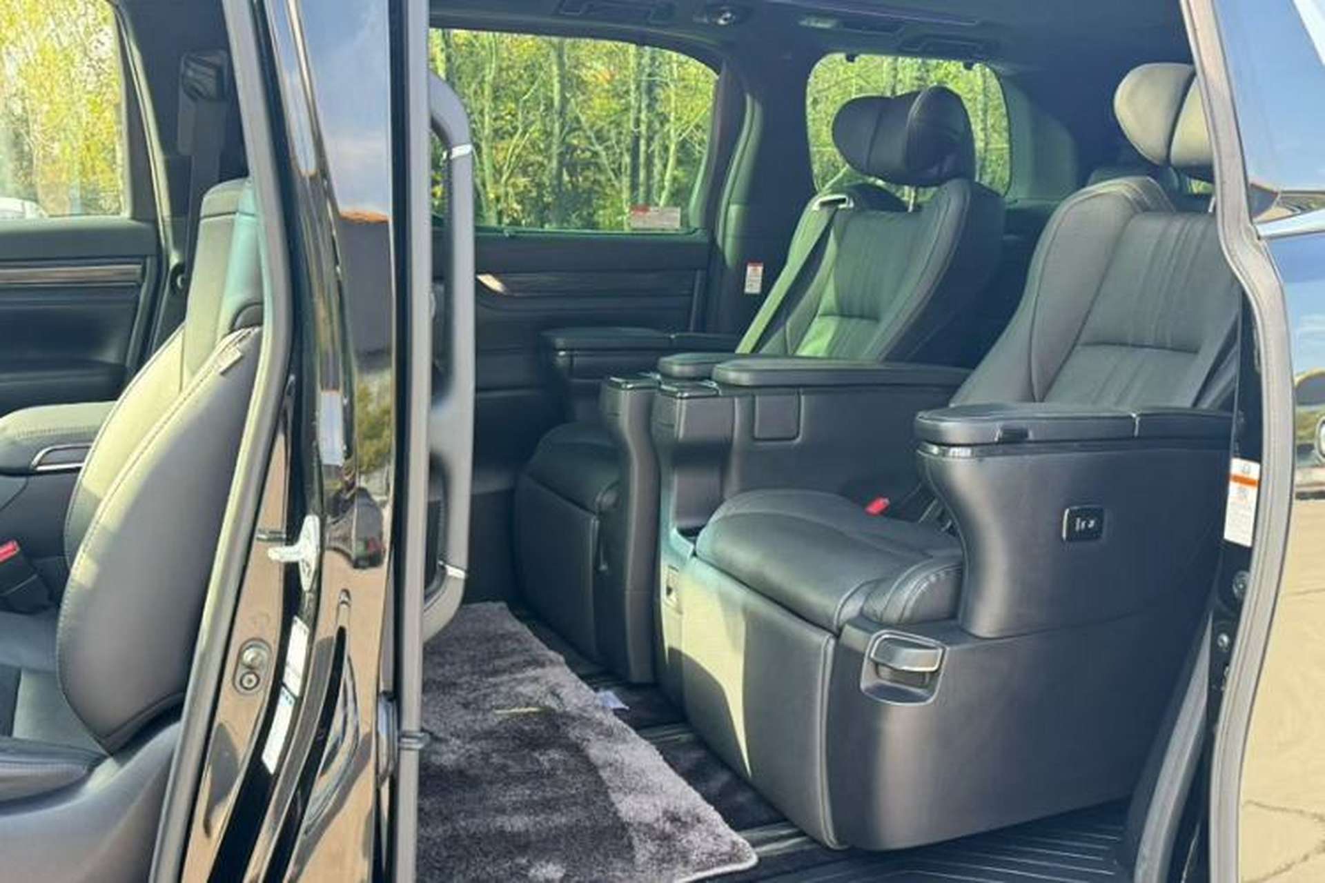Used Lexus LM 2020 300h Seven-Seat Elegant Edition Interior 3