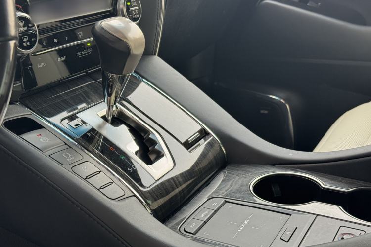 Used Lexus LM 2020 300h Seven-Seat Elegant Edition Interior 3