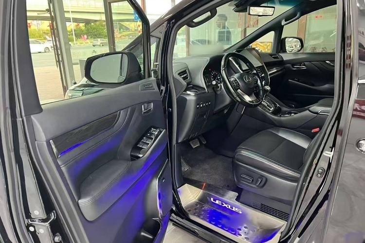 Used Lexus LM 2020 300h Seven-Seat Elegant Edition Interior 3