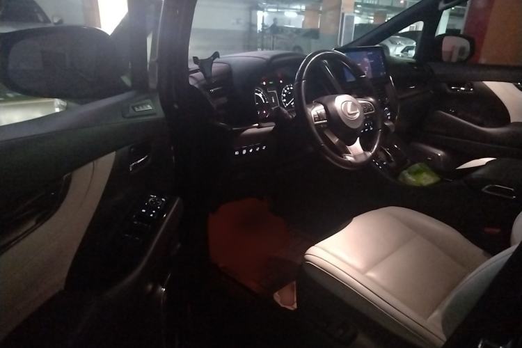 Used Lexus LM 2020 300h Seven-Seat Elegant Edition Interior 3