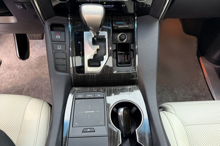 Used Lexus LM 2020 300h Seven-Seat Elegant Edition Interior 4
