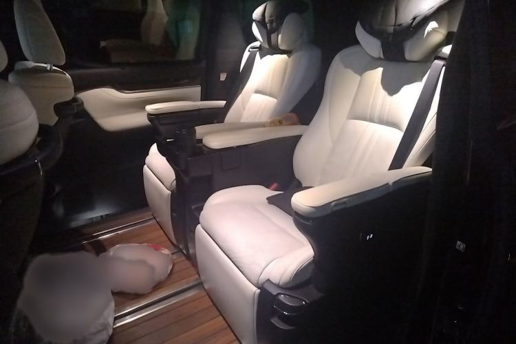 Used Lexus LM 2020 300h Seven-Seat Elegant Edition Interior 4