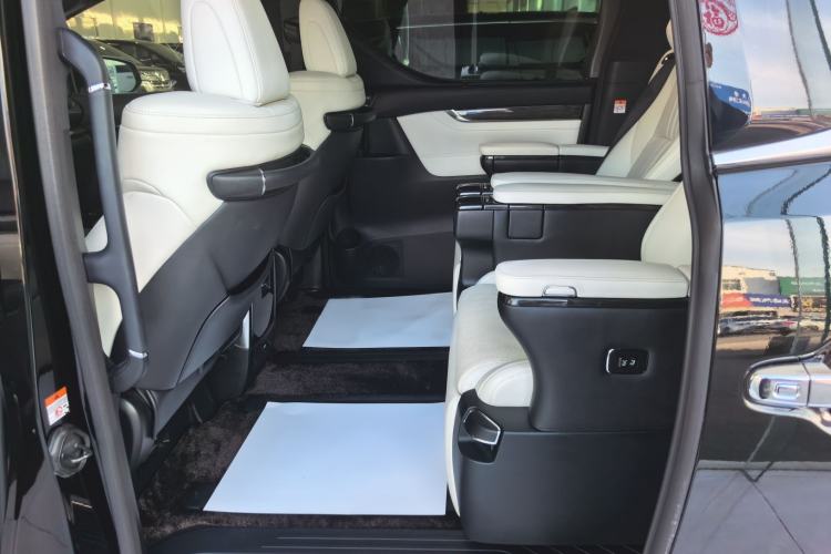 Used Lexus LM 2020 300h Seven-Seat Elegant Edition Interior 4