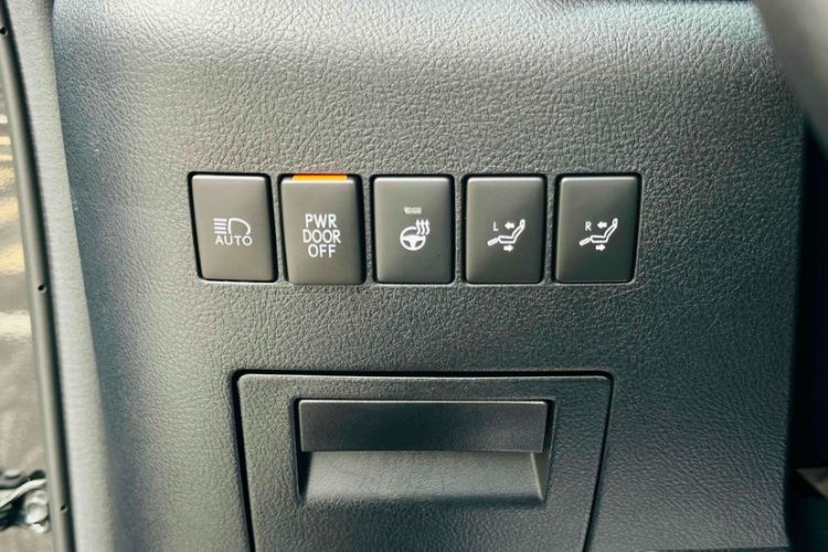 Used Lexus LM 2020 300h Seven-Seat Elegant Edition Interior 4