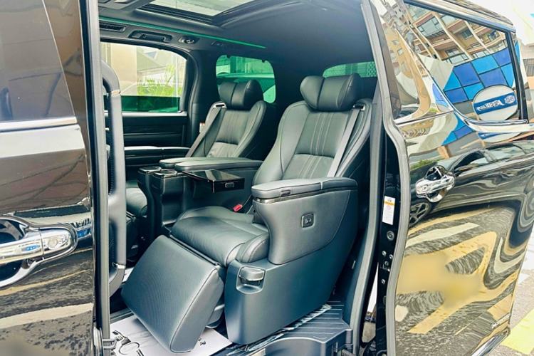 Used Lexus LM 2020 300h Seven-Seat Elegant Edition Interior 5