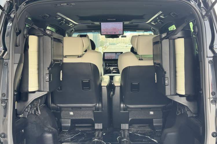 Used Lexus LM 2020 300h Seven-Seat Elegant Edition Interior 7